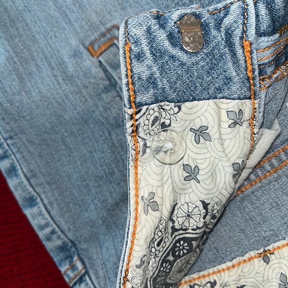 Levi’s Signature Light Wash Capri Jeans front slit - Picture 9 of 11